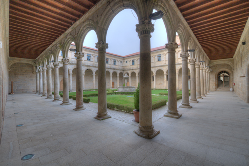 Claustro de los dormitorios del monasterio de San Clodio de Leiro
